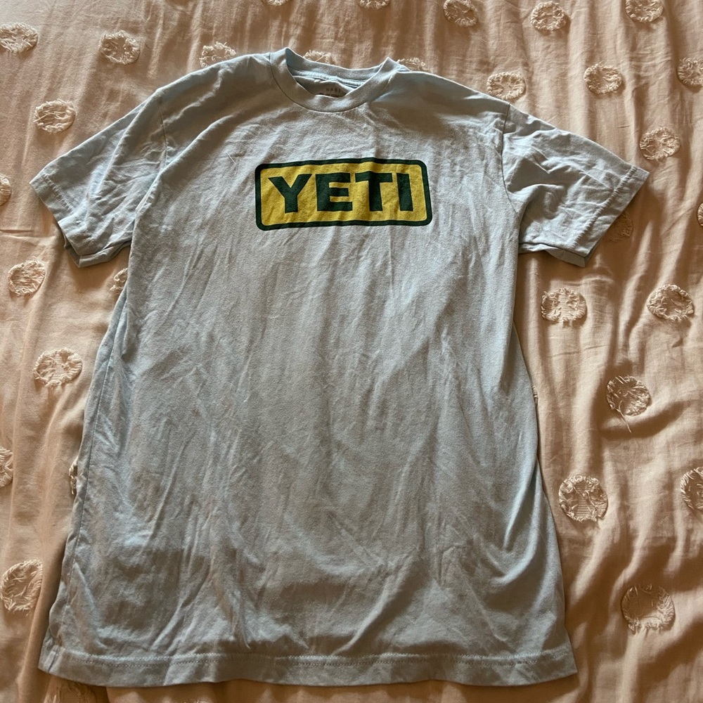 Yeti graphic t-shirt
